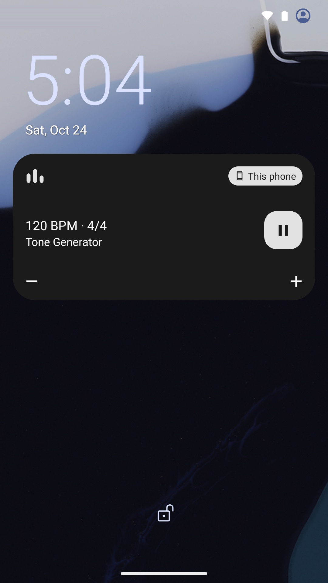The metronome on the lock screen, with pause and tempo − and +